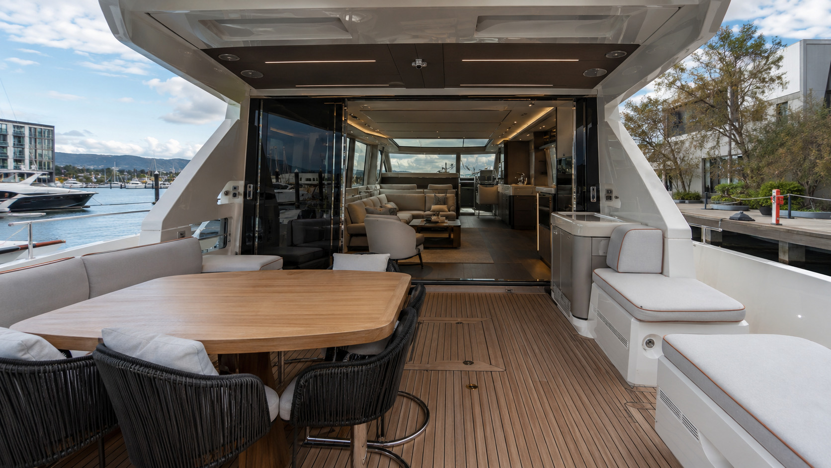 azimut fly 60 cockpit lounge 01