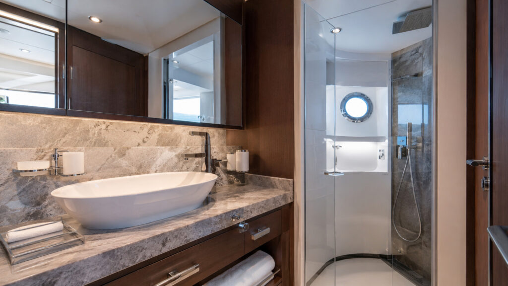 azimut fly 62 cabin ensuite 01