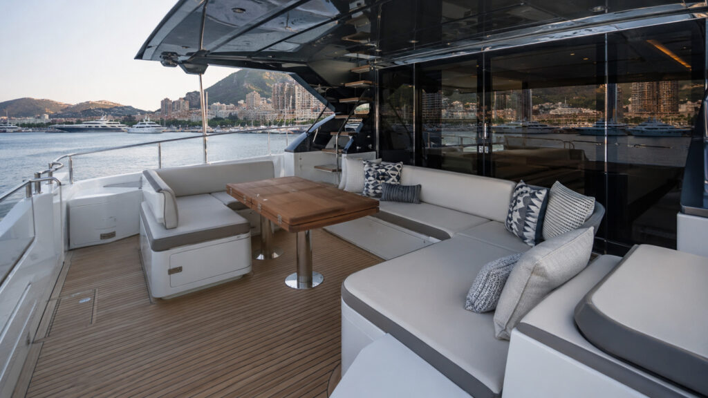 azimut fly 62 cockpit entertaining 01