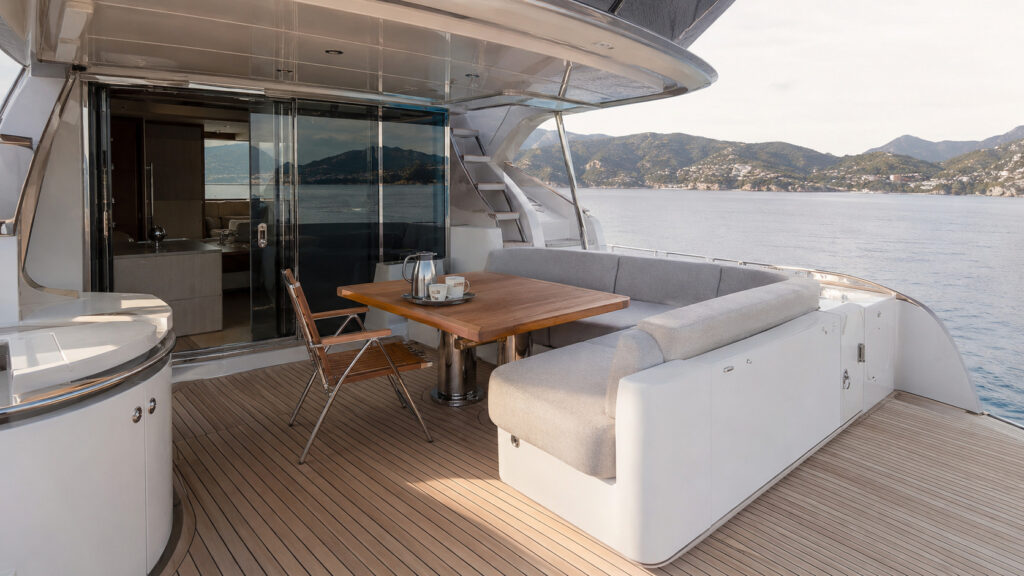 azimut fly 62 flybridge aft seating 01