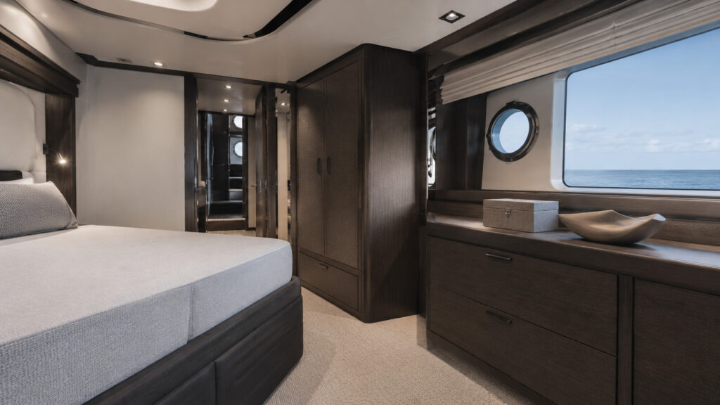 azimut fly 62 guest cabin detail 01