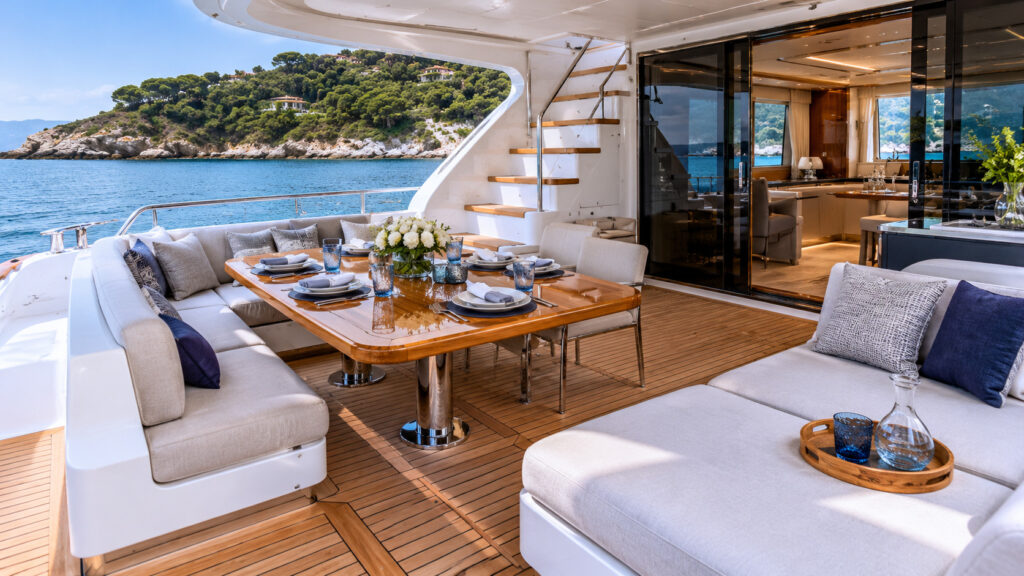 azimut fly 68 aft cockpit social 01