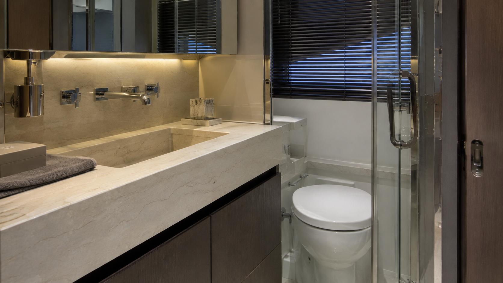 azimut fly 68 cabin ensuite 01
