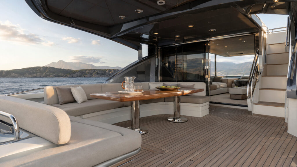 azimut fly 68 cockpit entertaining 01