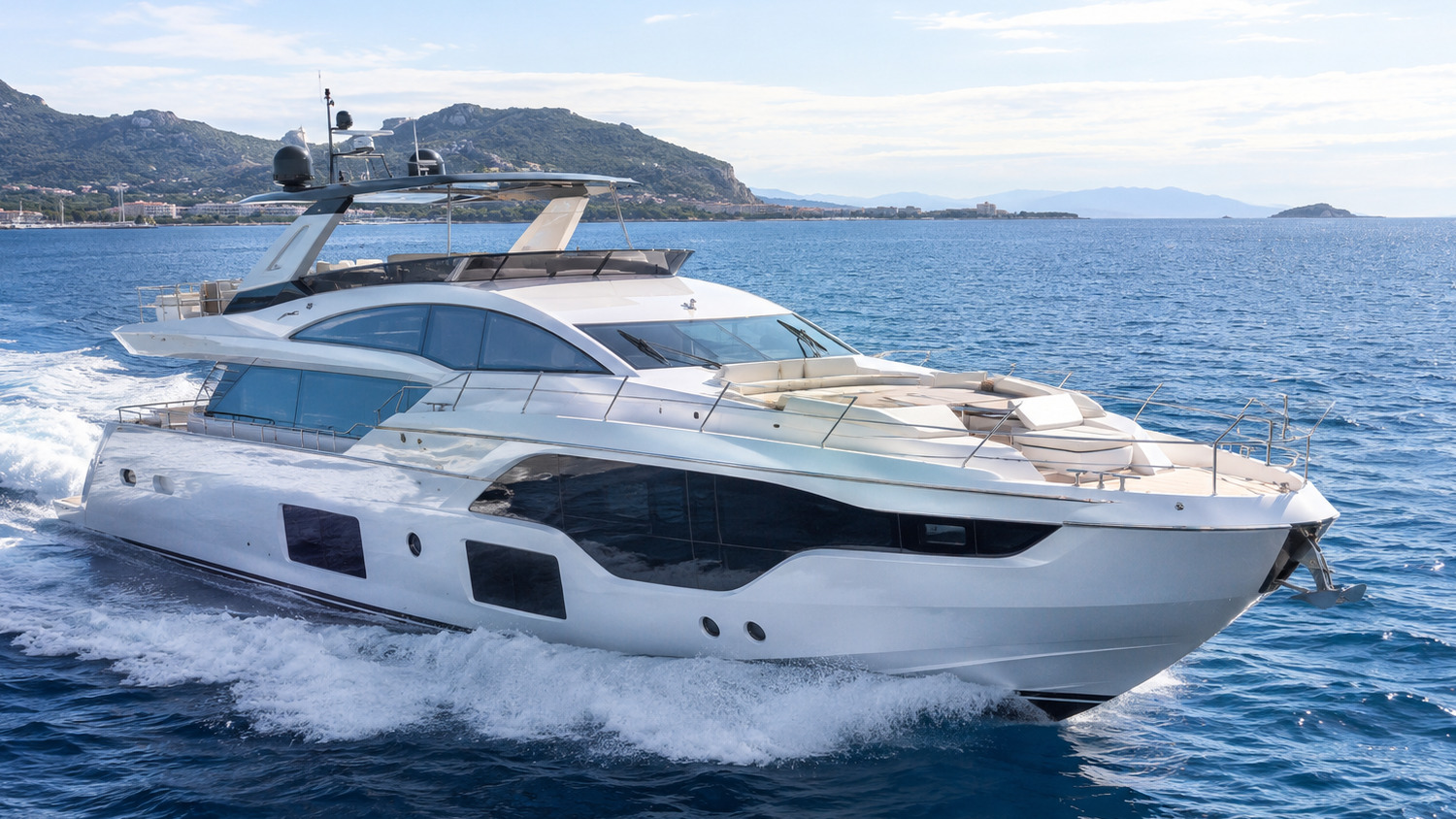 azimut fly 82 hero bow quarter 01
