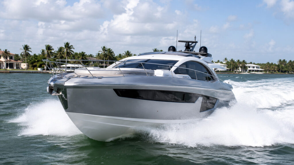 azimut s7 aggressive hero running 02