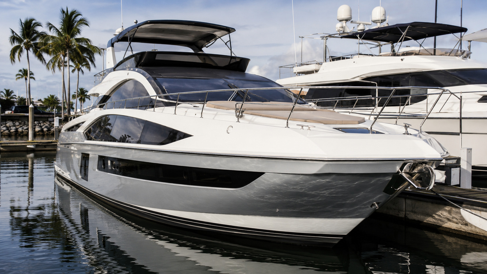 azimut s7 bow quarter dockside 01