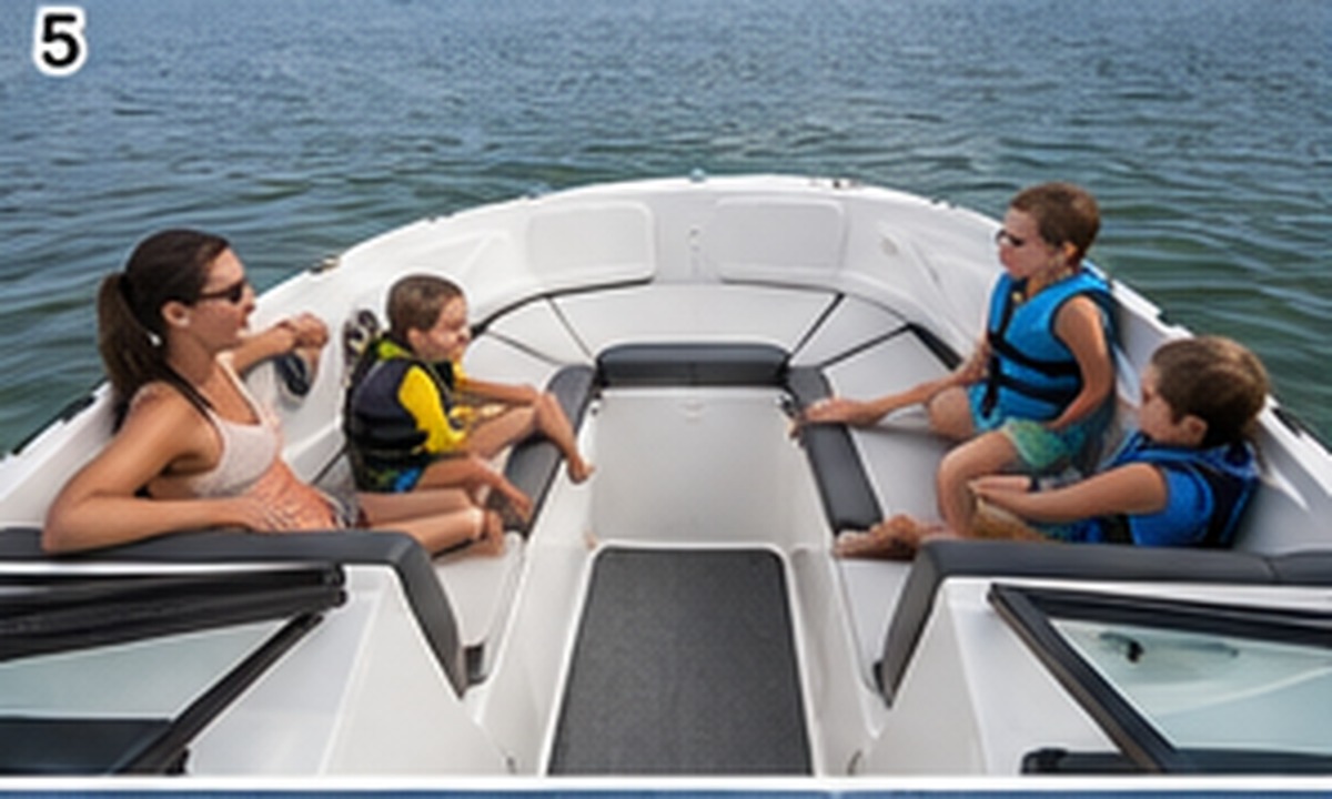 bayliner m17 bow lounge 05
