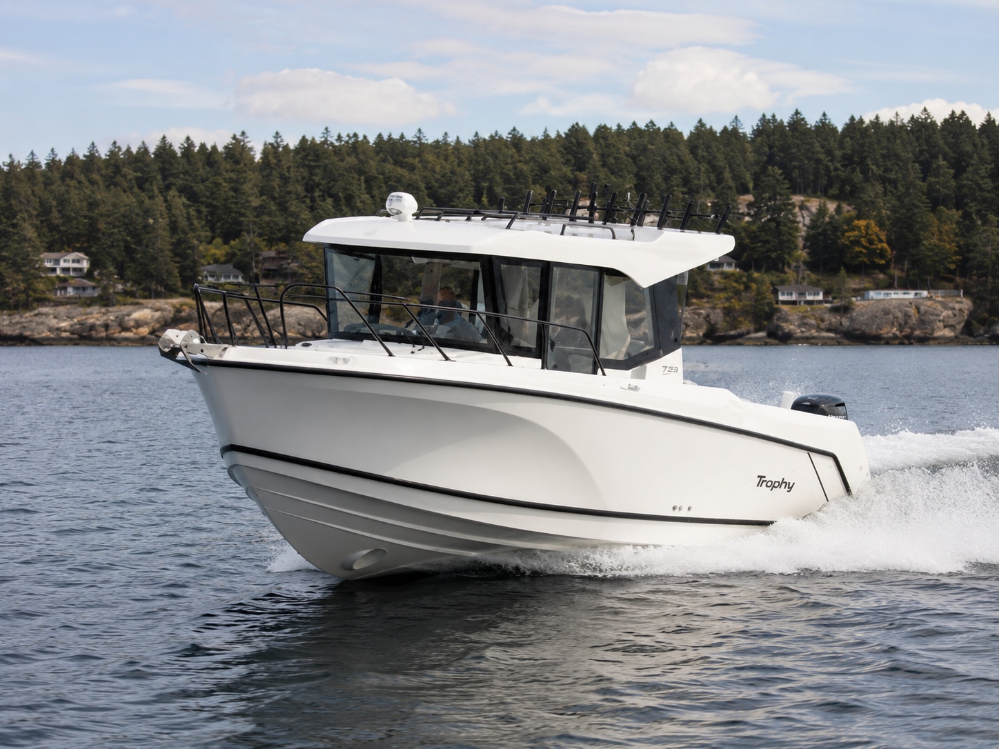 bayliner t23 pilothouse hero exterior 01