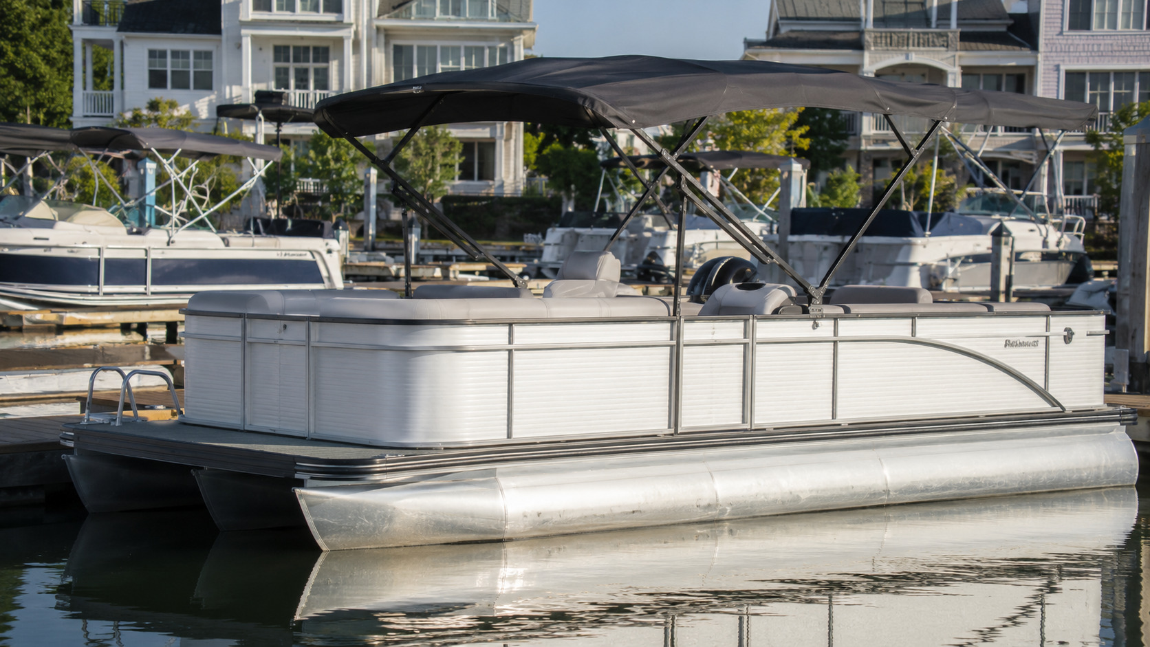 bennington 22 lfbc marina exterior 01
