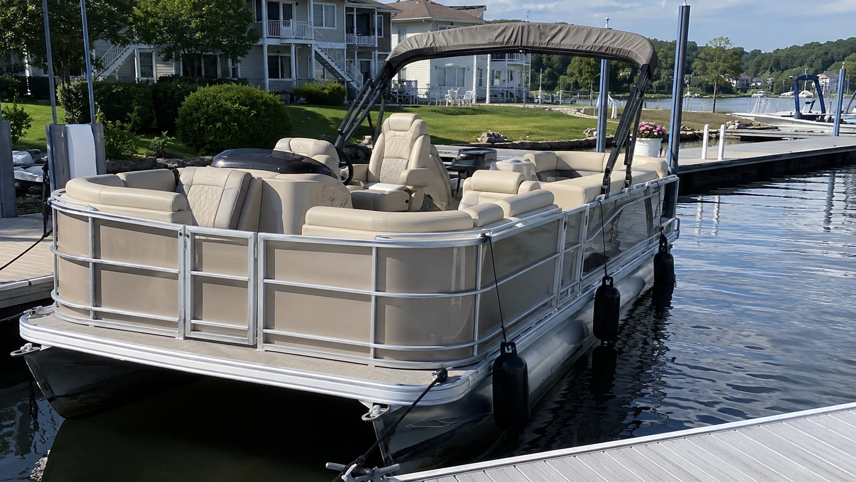 bennington 22 lsb dockside 01