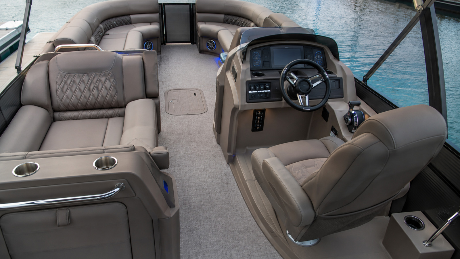 bennington 22 lsrc interior helm 01
