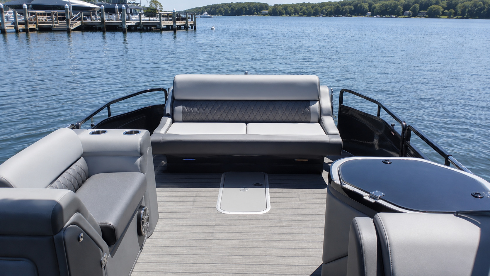 bennington 22 lxssb aft layout 01