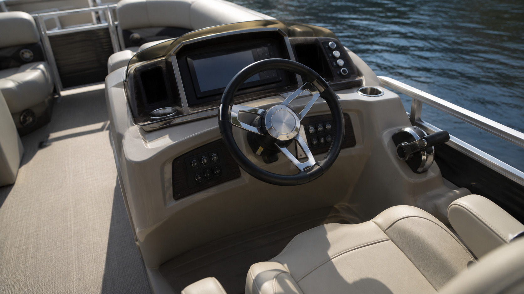 bennington 22 mfb helm detail 01