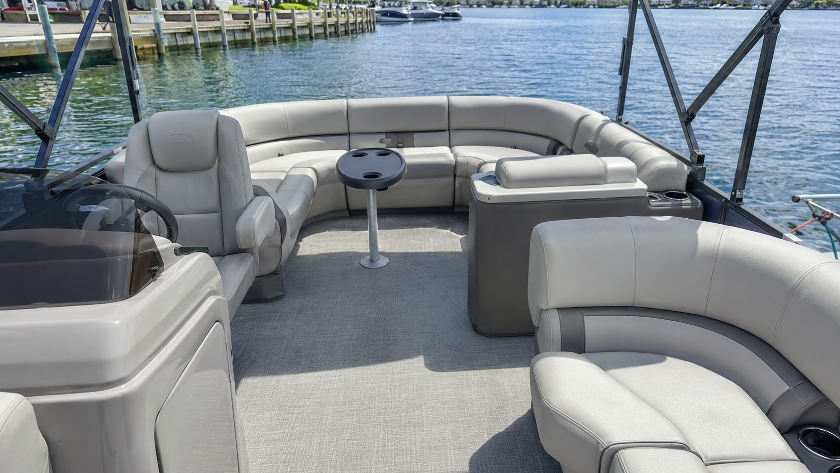 bennington 22 s line cockpit seating 01
