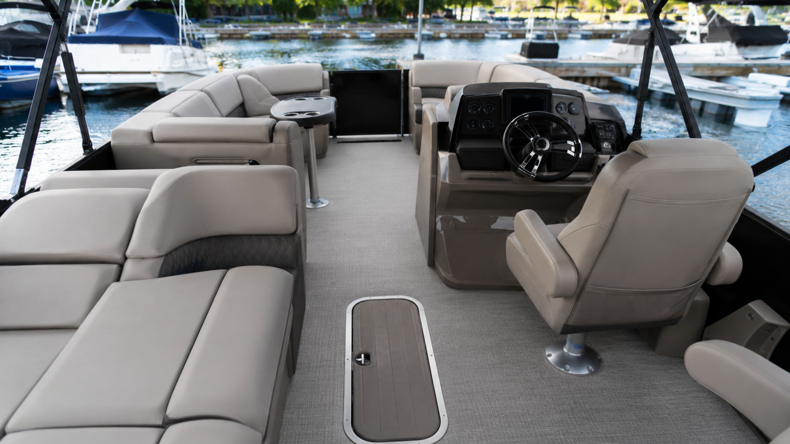 bennington 23 lfbc interior helm 01