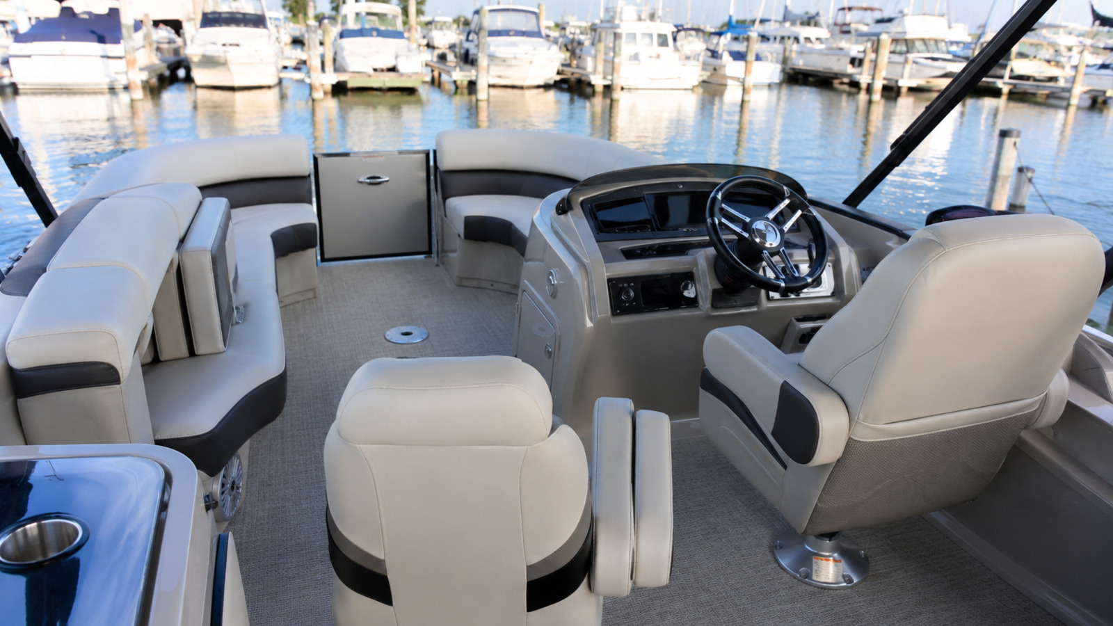 bennington 23 lsrc interior helm 01