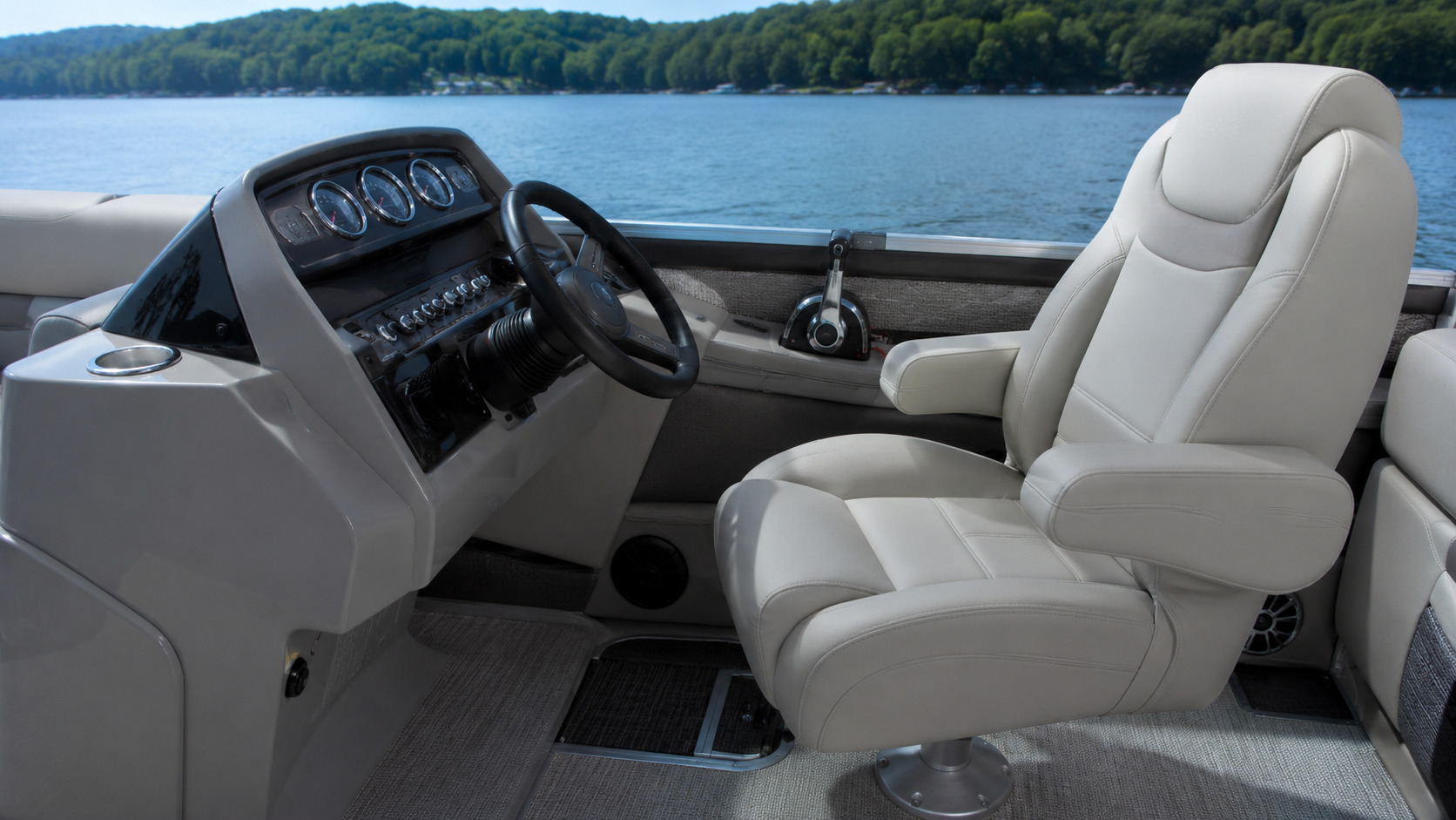 bennington 23 msb captain chair helm 01