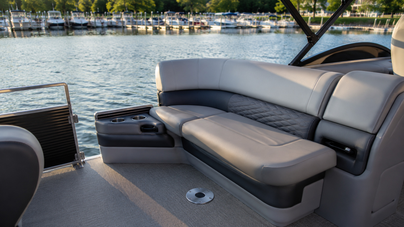 bennington 25 ltsb aft lounge 01