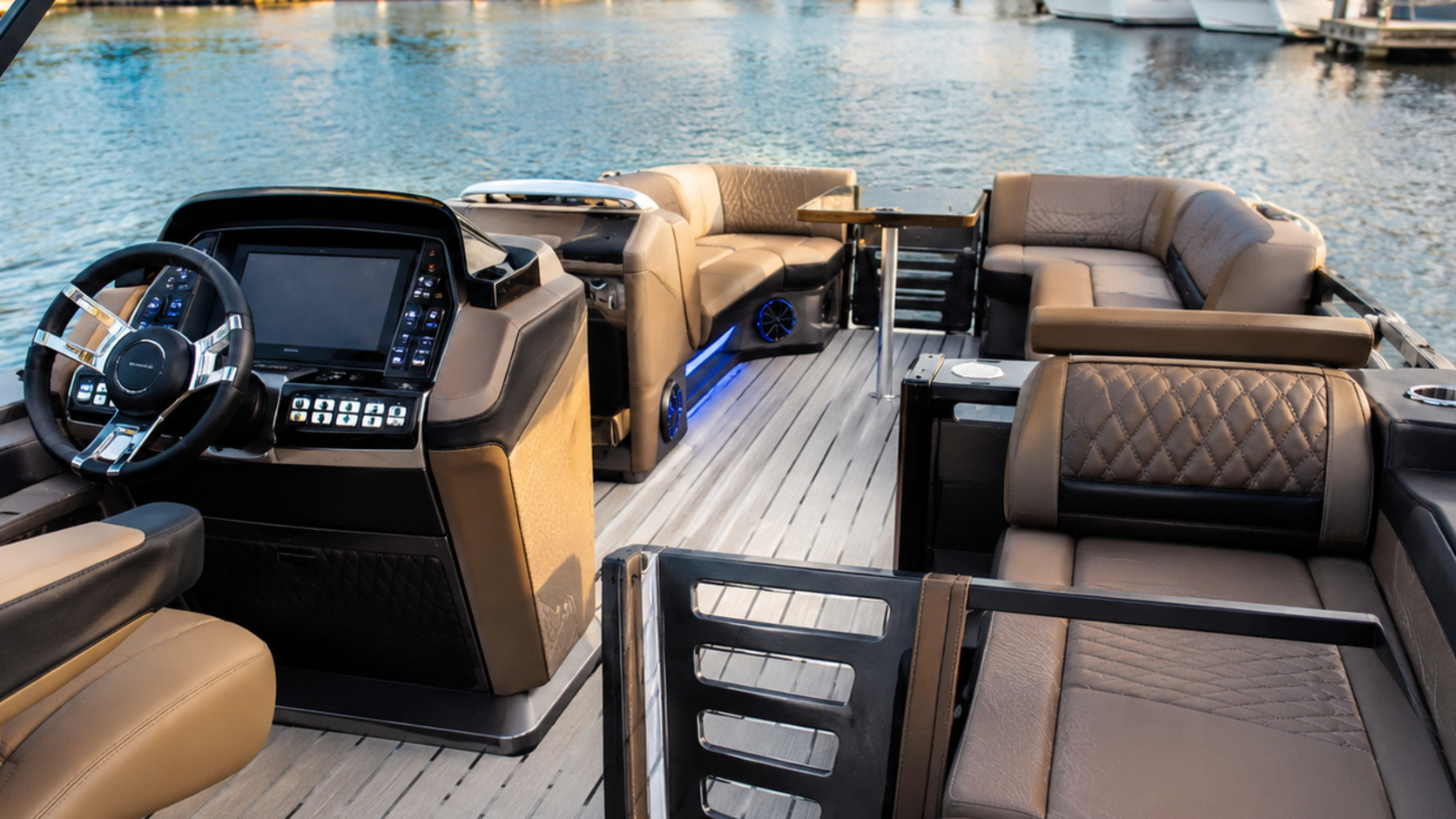 bennington qx line stern lounge 25