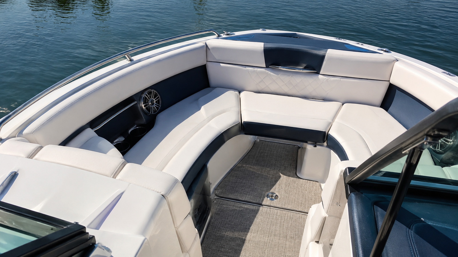 chaparral ssx 30 ssx bow lounge angle 06