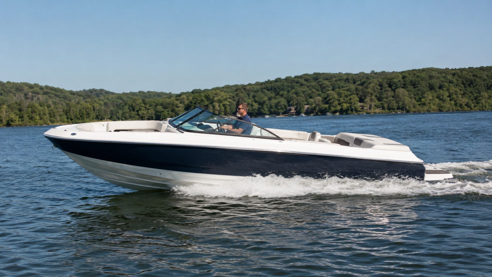 four winns freedom series h2 freedom side profile underway 12