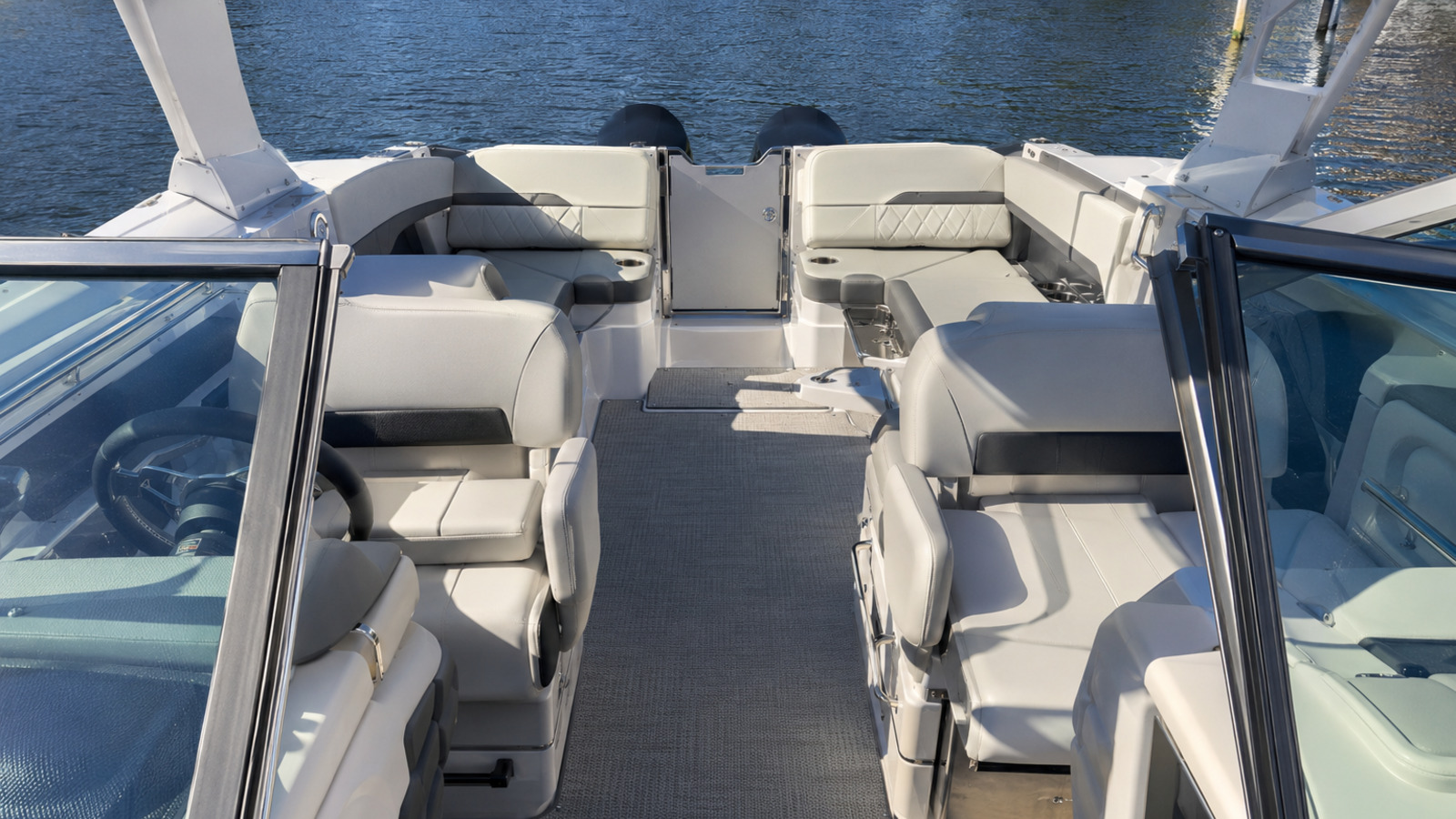 four winns h33 ob cockpit seating 07