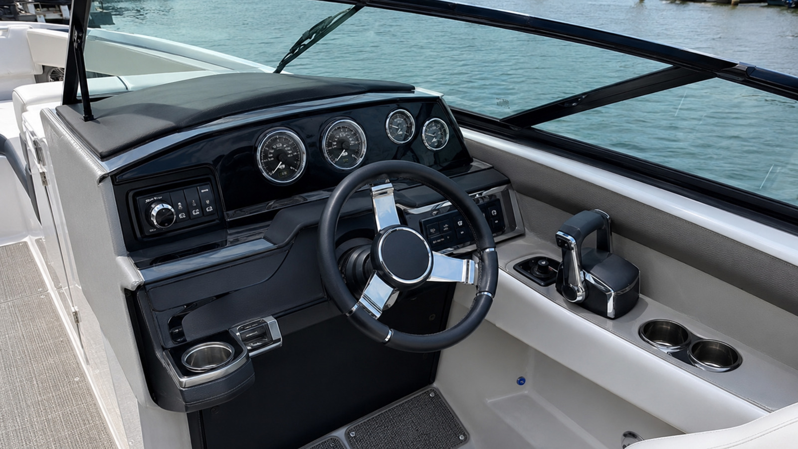 four winns h33 ob helm detail 08