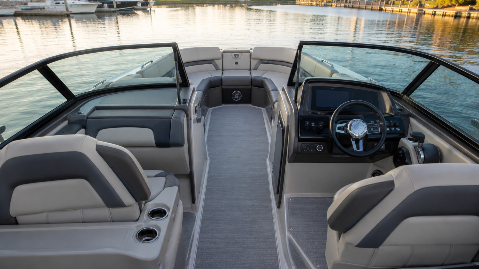 four winns hd series hd8 ob cockpit to bow view 17