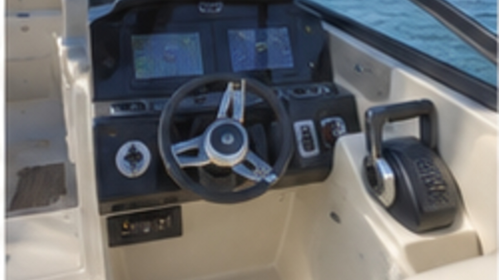 grady white freedom series freedom 255 windshield console perspective 09