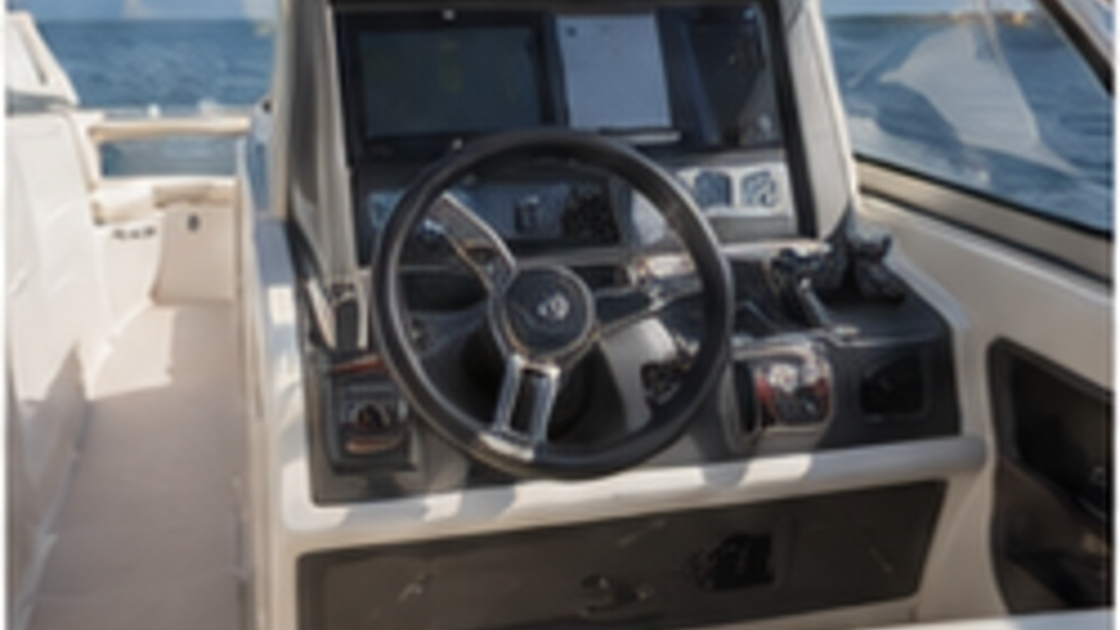 grady white freedom series freedom 275 helm detail 08