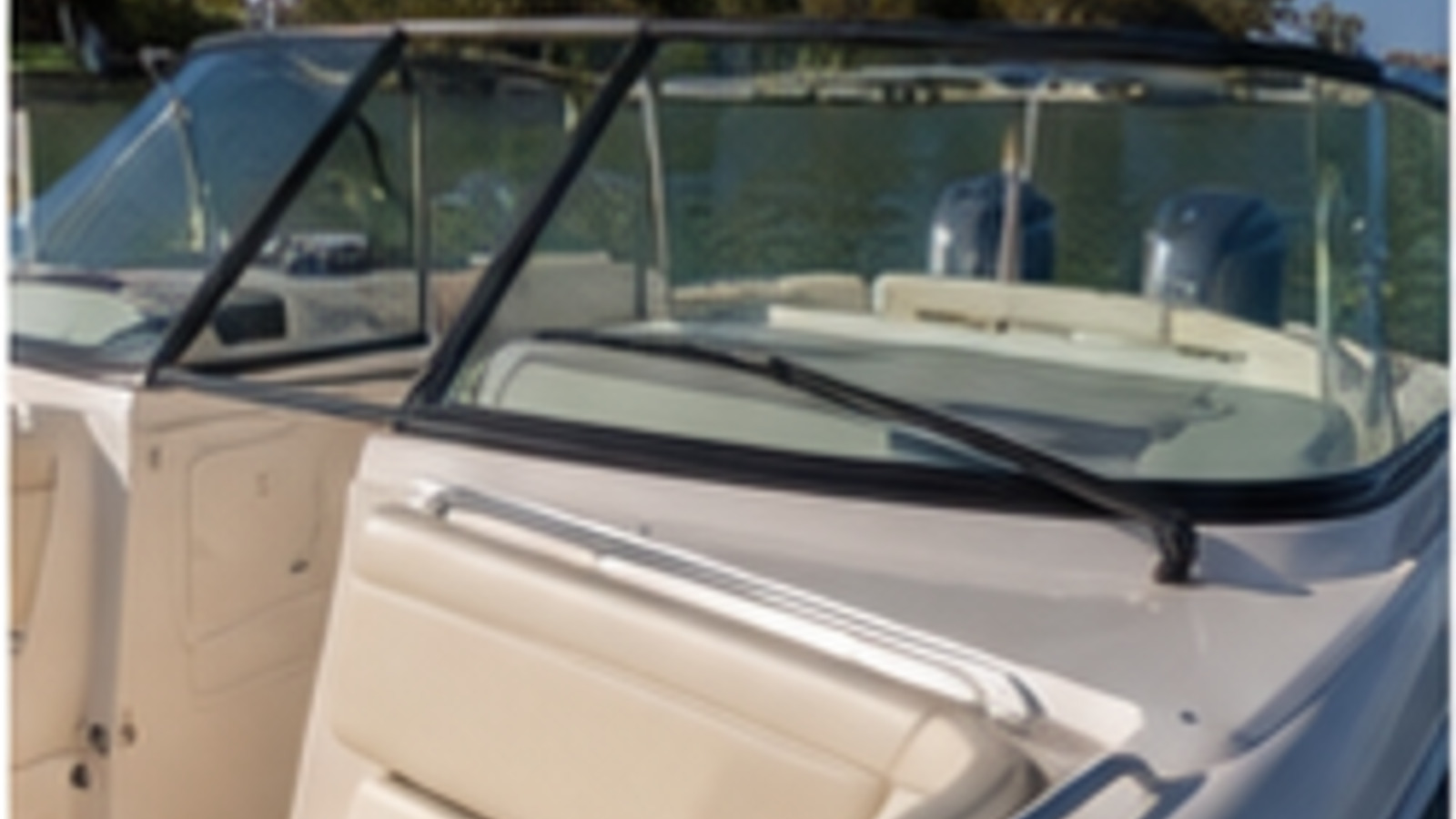 grady white freedom series freedom 325 windshield console perspective 09