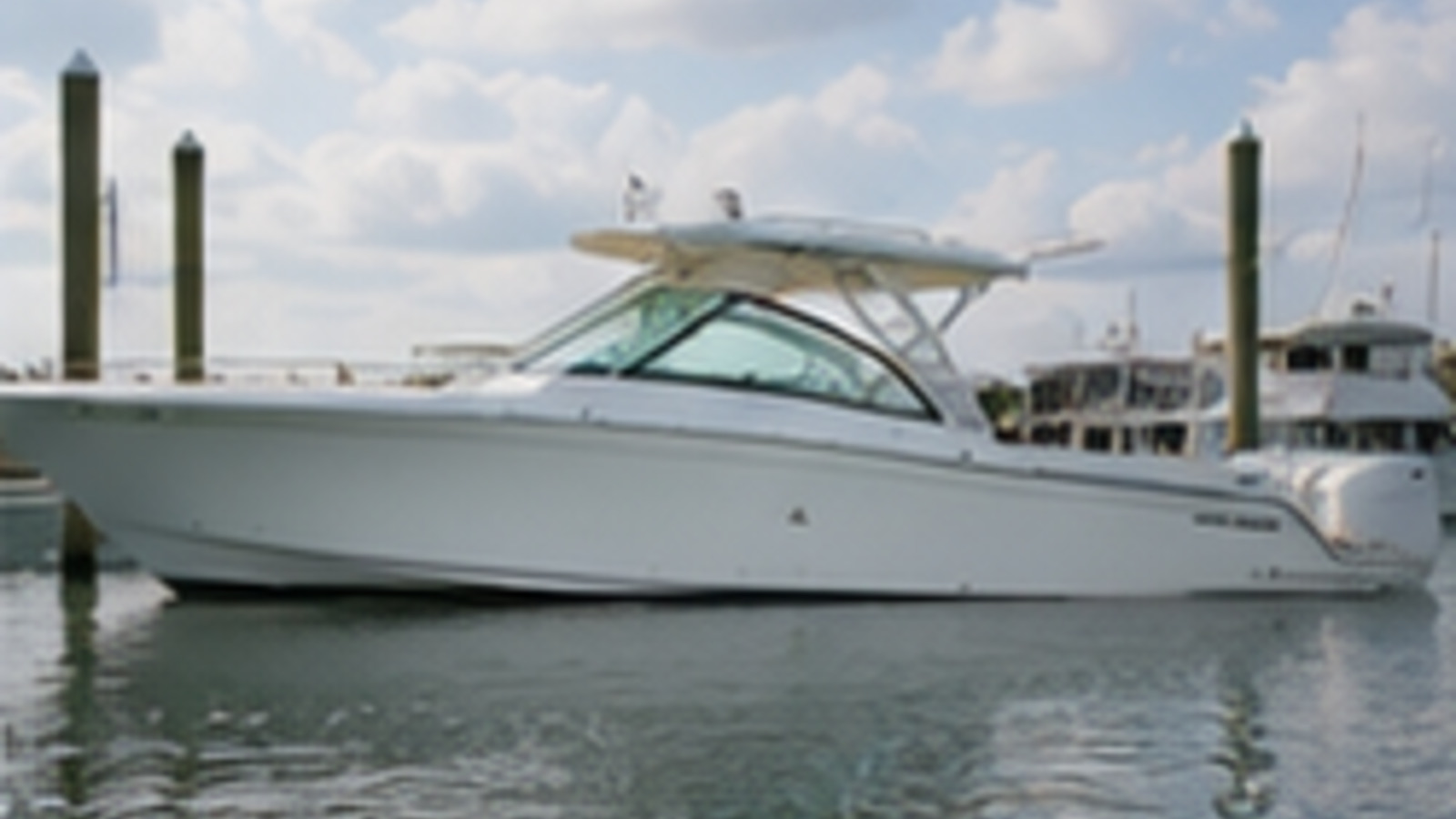 grady white freedom series freedom 415 elevated wide exterior 05