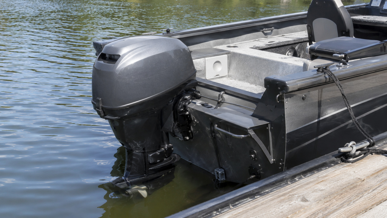lund 1650 rebel xl transom outboard detail 14