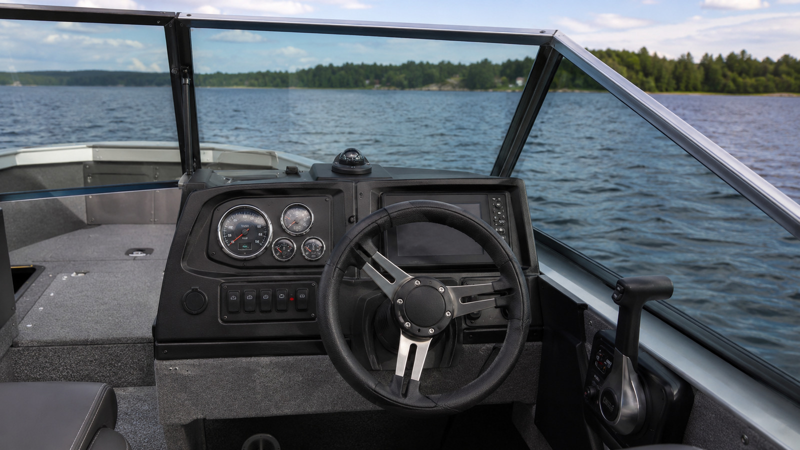 lund 1775 crossover xs helm detail 08