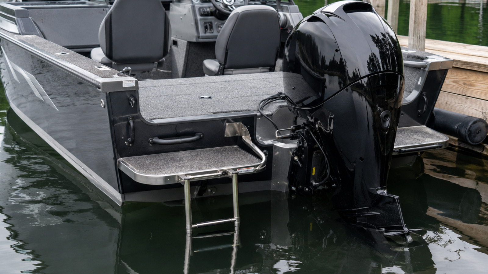 lund 1775 crossover xs transom platform detail 19