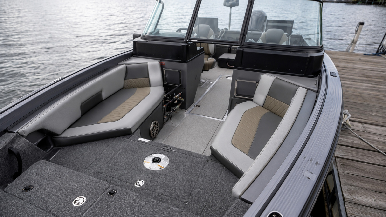 lund 1875 crossover xs bow deck angle 06