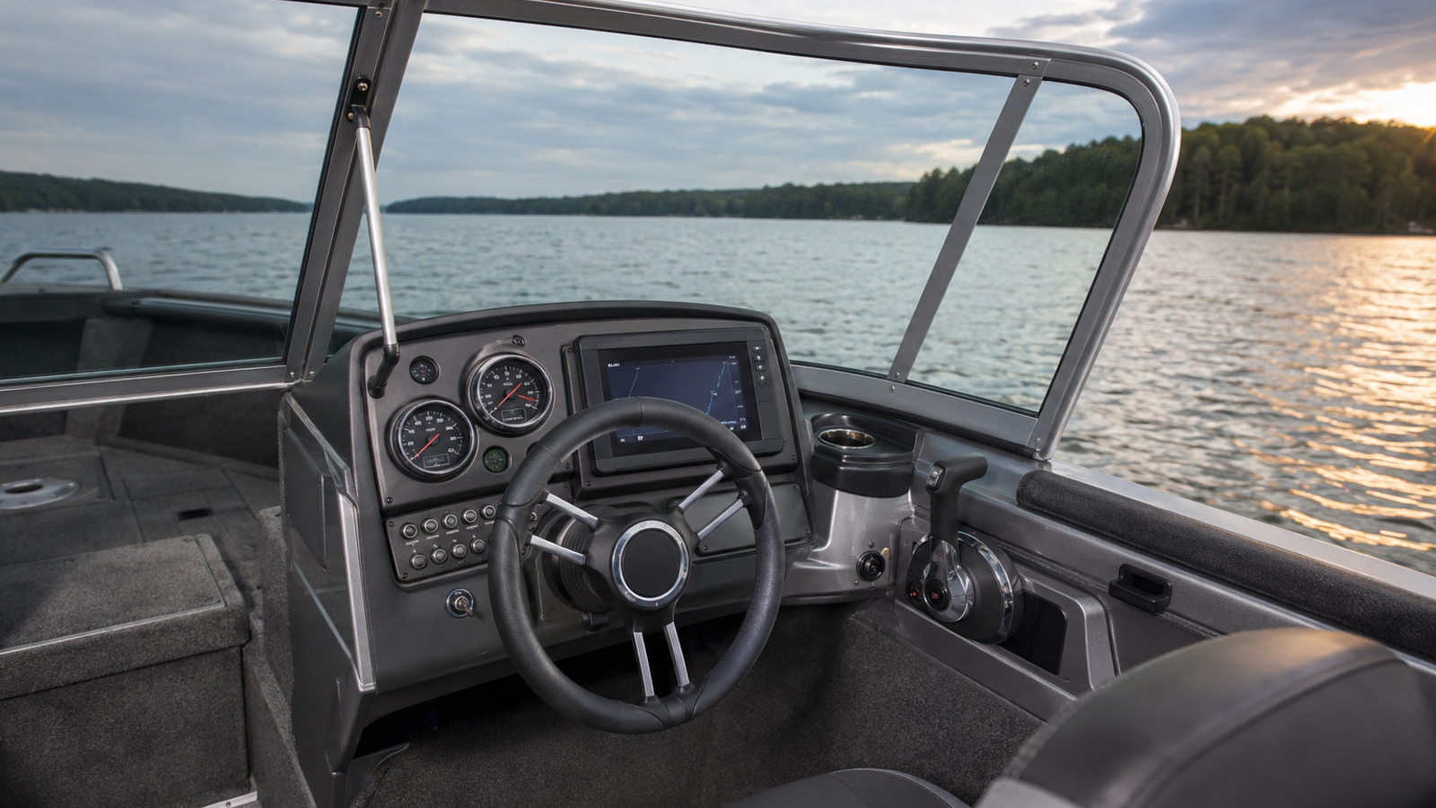 lund 1875 crossover xs helm detail 08