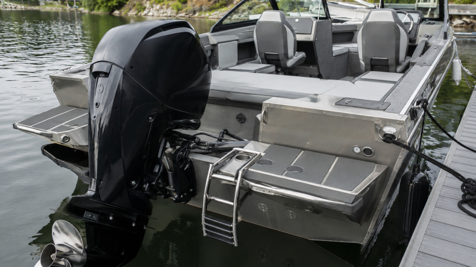 lund 1875 crossover xs transom platform detail 19