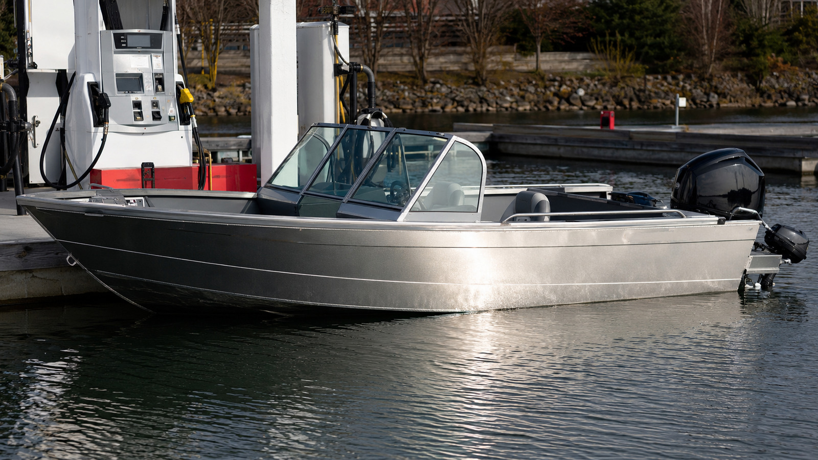 lund 1875 fisherman fuel dock profile 22