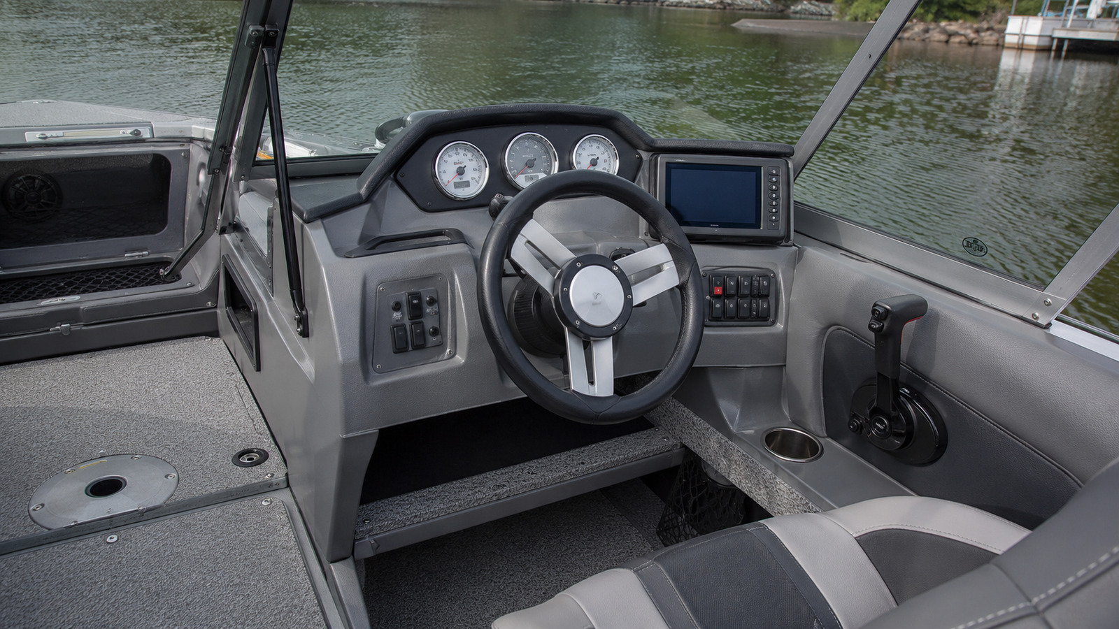 lund 189 tyee gl helm detail 08