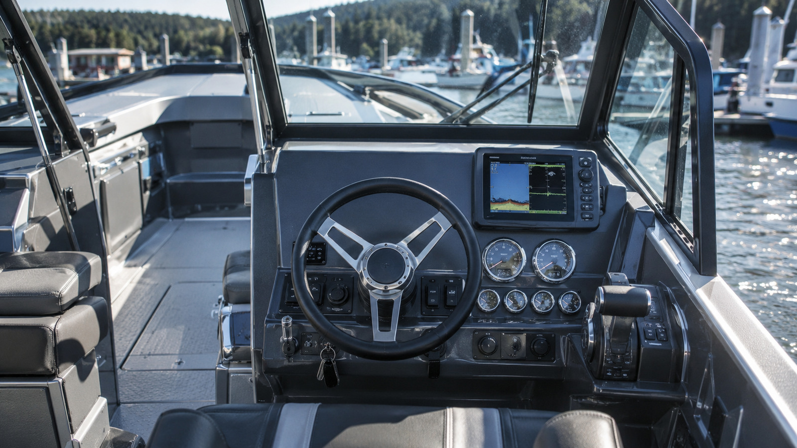 lund 2075 fisherman helm detail 07