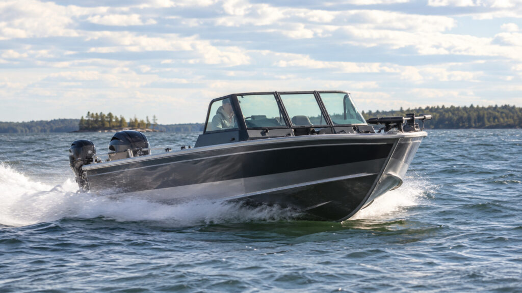 lund 2075 fisherman hero underway 01