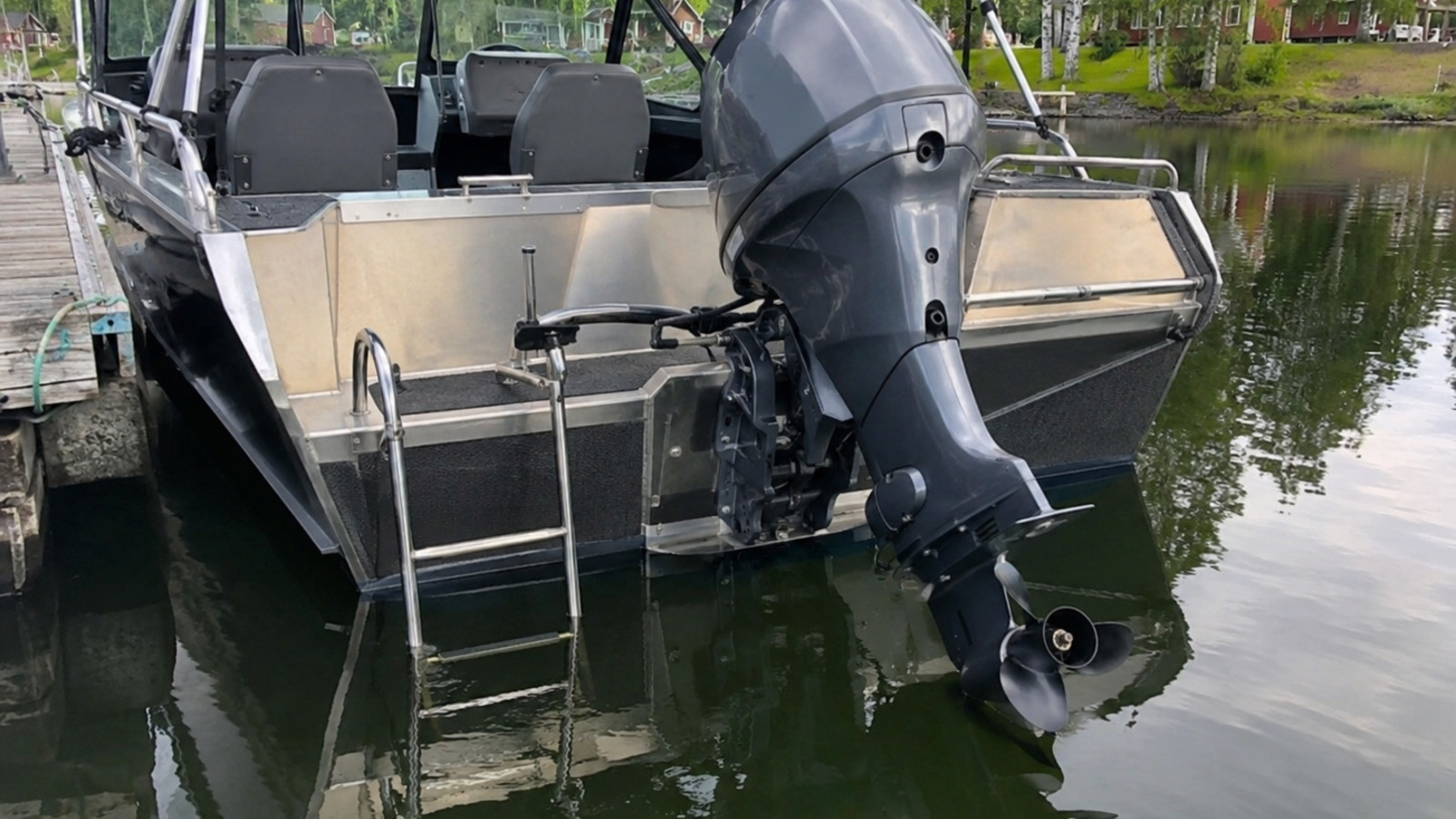 lund adventure 1675 adventure transom engine detail 22