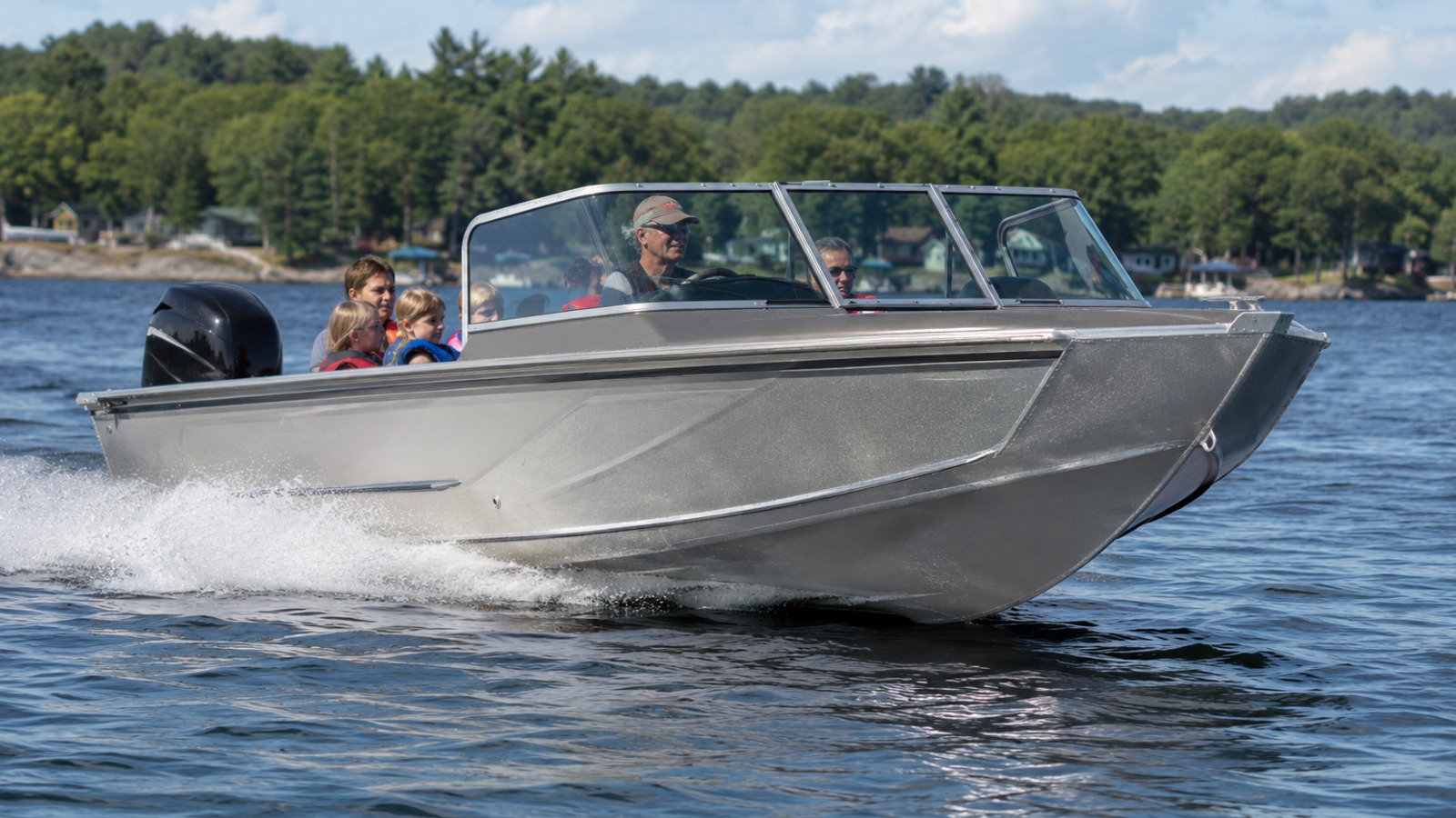 lund adventure 1775 adventure front quarter run 02