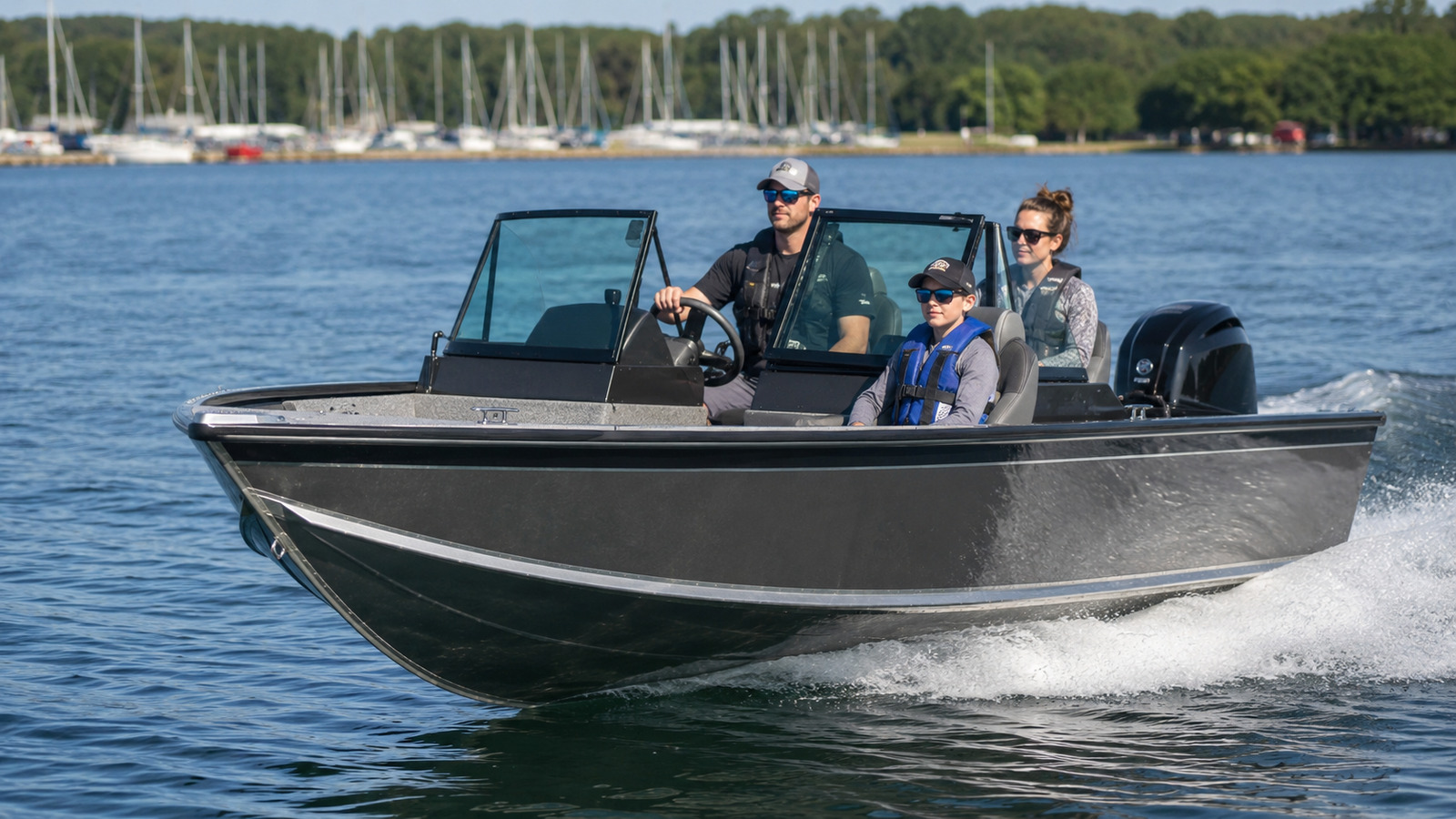 lund angler 1650 front quarter running 02