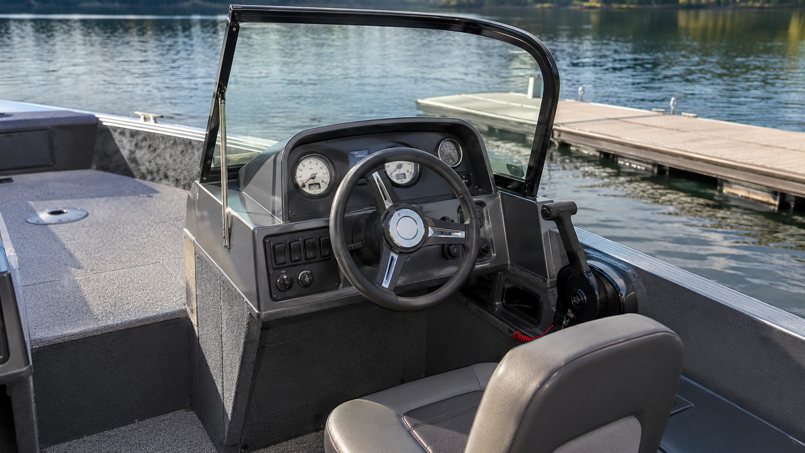 lund angler 1650 helm detail 07