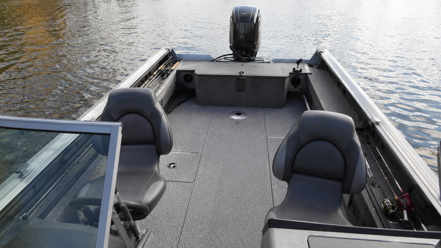 lund angler deck detail 01