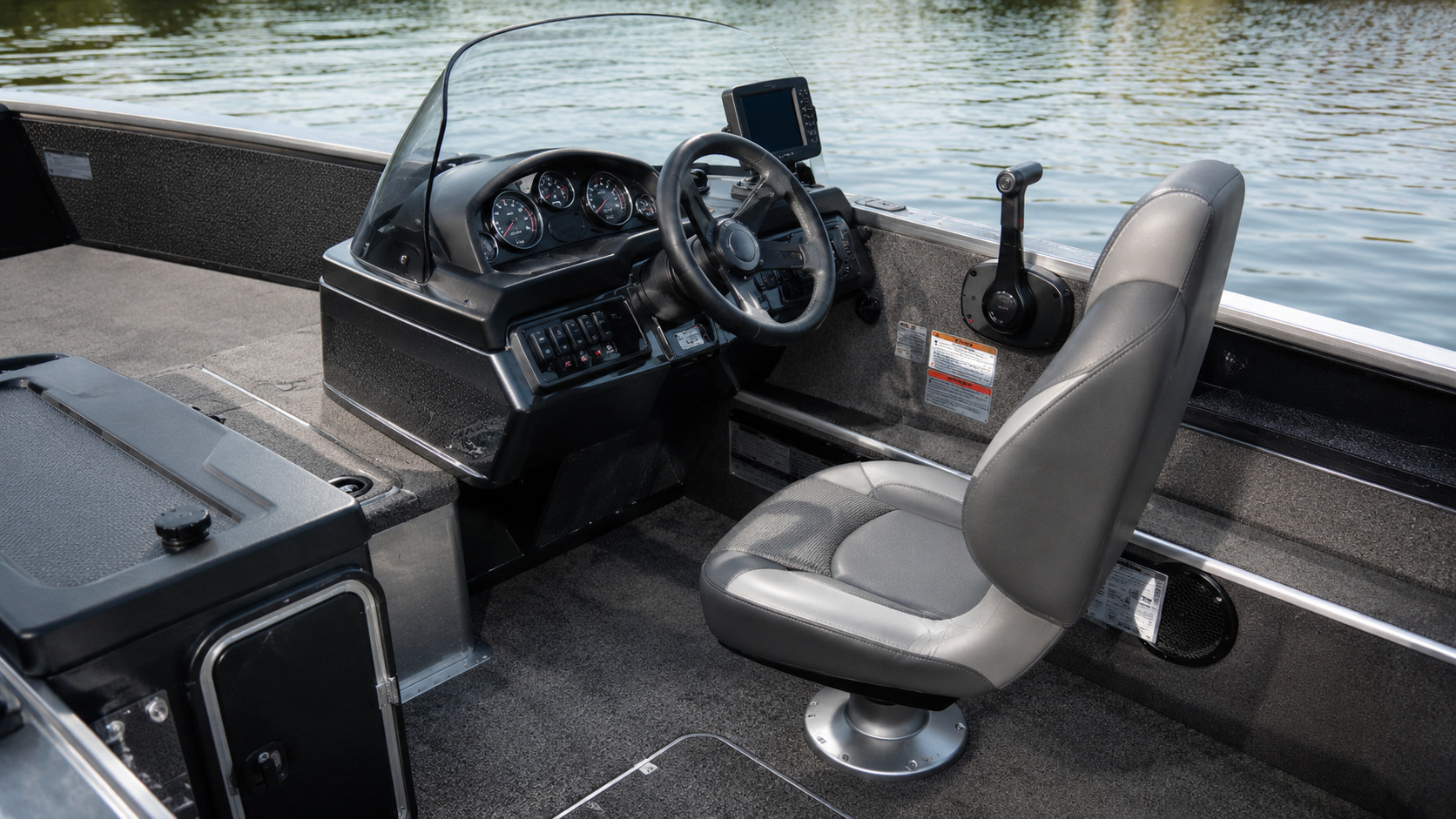 lund crossover xs helm detail 01