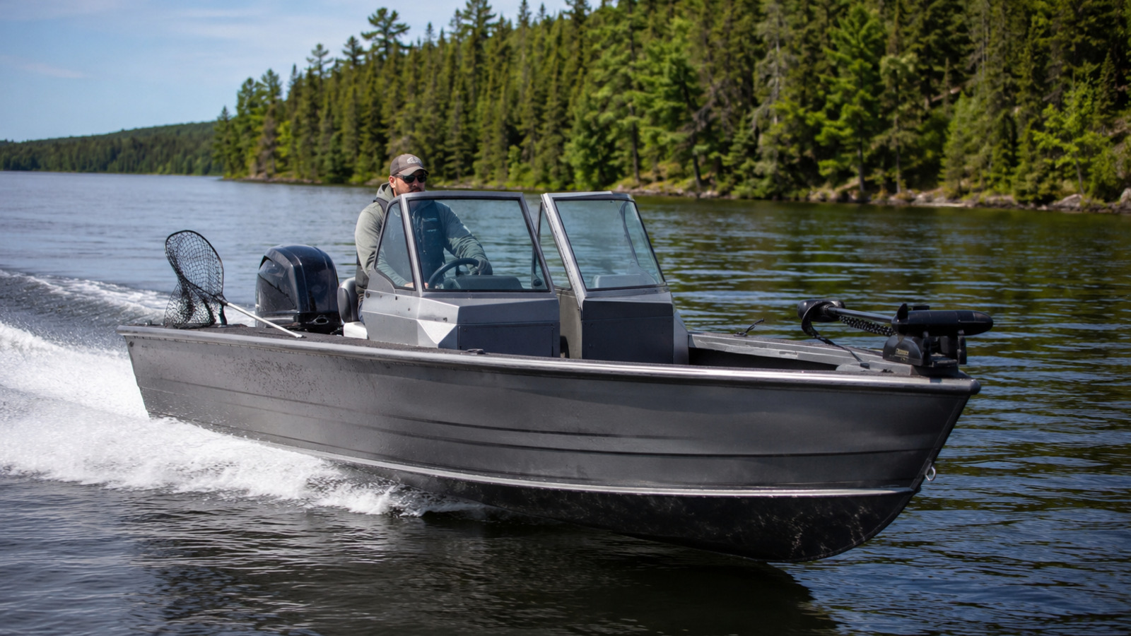 lund explorer 1700 explorer front quarter run 02